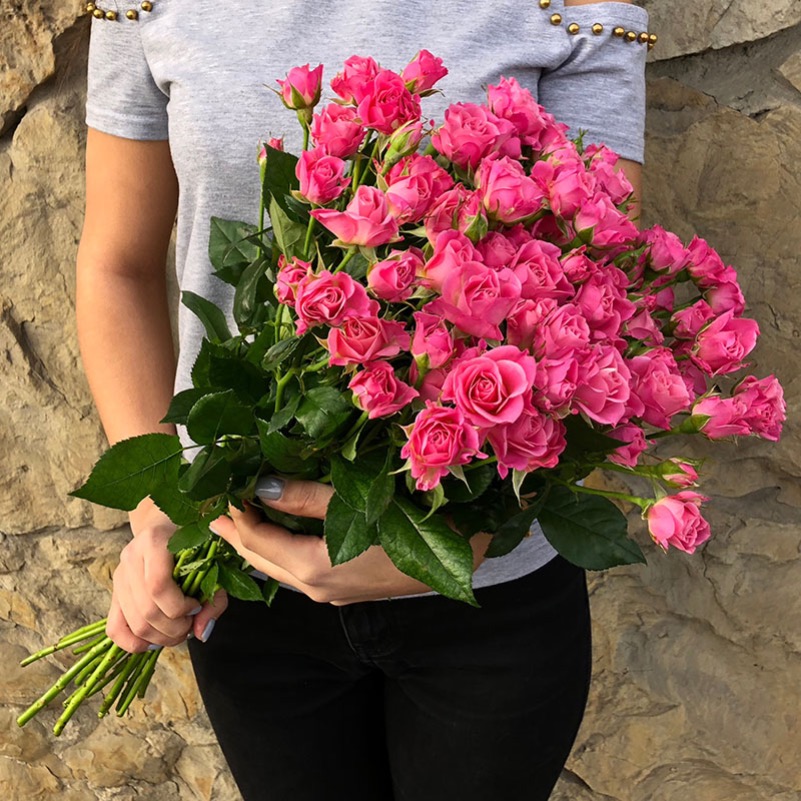 Ярко-розовые кустовые розы "Лиана" 60 см шт.