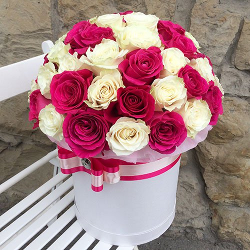 Шляпная коробка с 51 белой и розовой розой Голландия