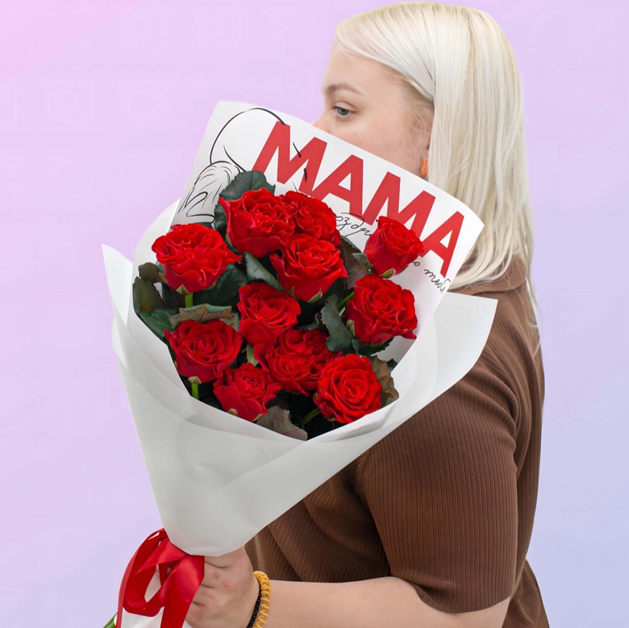 11 красных роз в бумаге с надписью MAMA