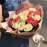 Букет из 17 белых и розовых роз в крафт бумаге — миниатюра 2