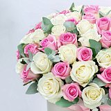 Большая коробка из 71 белой и розовой розы — миниатюра 2