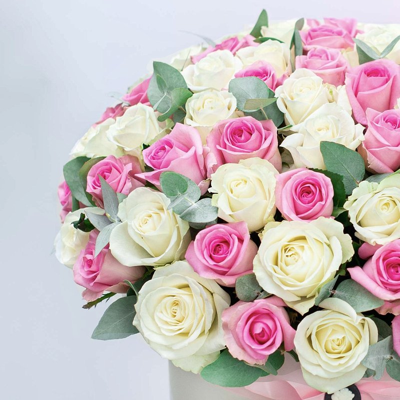 Большая коробка из 71 белой и розовой розы