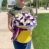 Шляпная коробка с 29 белыми и фиолетовыми эустомами — миниатюра 2
