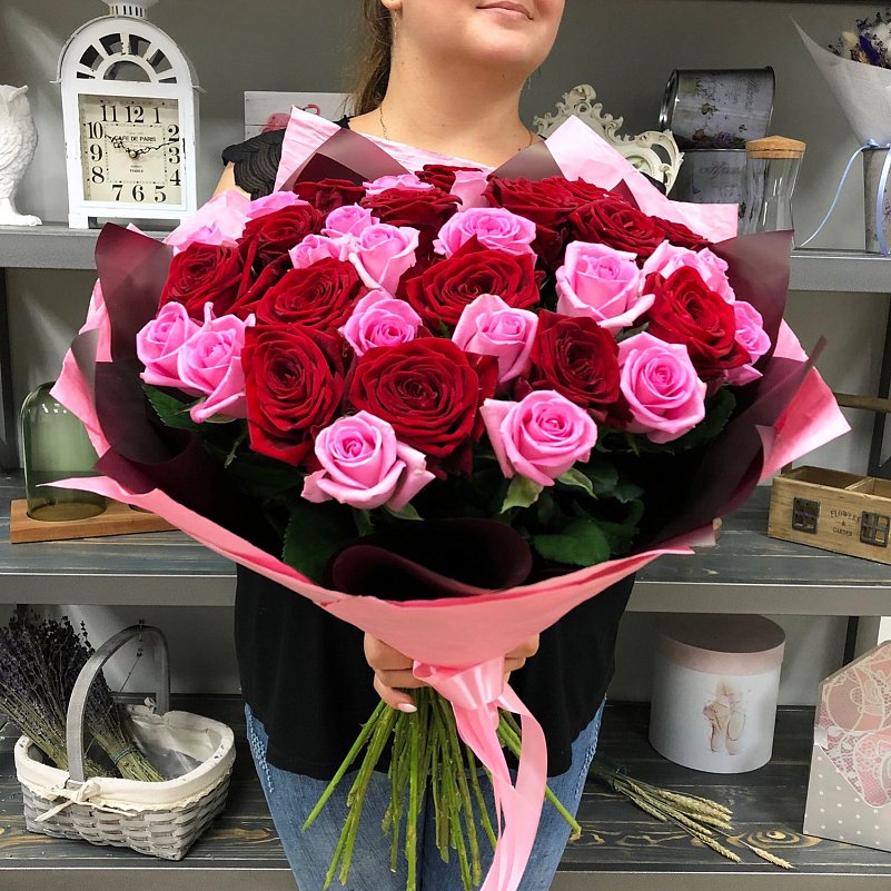 Букет из 39 красных и розовых роз 60 см купить с доставкой по Краснодару