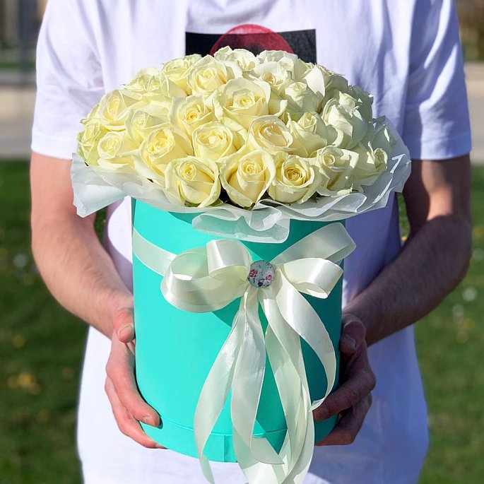 Шляпная коробка с 35 белыми розами