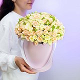 25 белых и кремовых кустовых роз в шляпной коробке — миниатюра 2