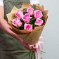 Букет из 7 розовых роз c зеленью в крафте