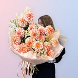 Букет с персиковыми георгинами и матрикарией