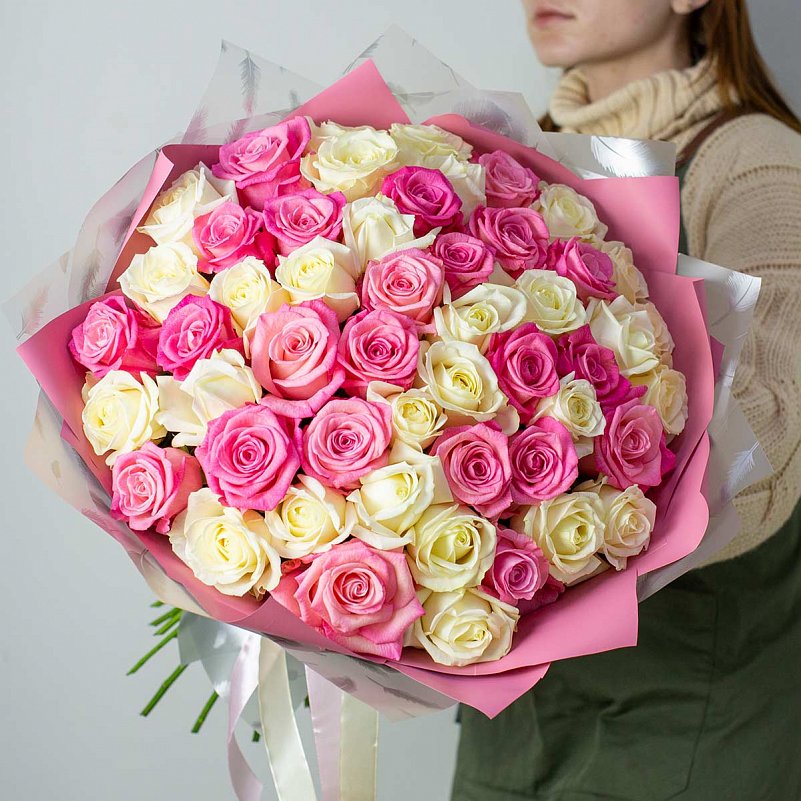 51 белая и розовая роза Россия 60 см