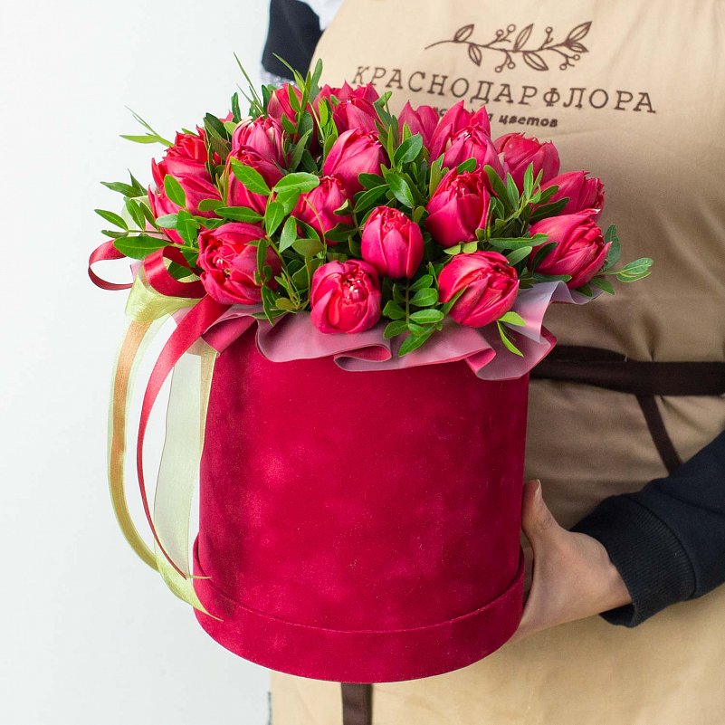 Шляпная коробка из 19 красных пионовидных тюльпанов