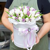 Шляпная коробка из 49 белых и лавандовых тюльпанов