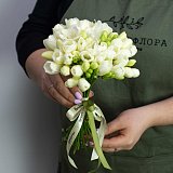 Небольшой букет из белой фрезии — миниатюра 3