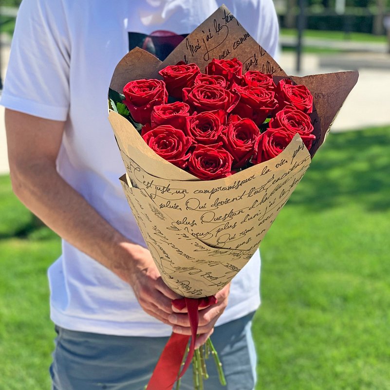Букет из 15 красных роз 60 см в крафт бумаге купить с доставкой по Краснодару