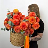 Корзина с оранжевыми георгинами и эвкалиптом — миниатюра 2