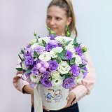 Шляпная коробка с 19 белыми и лавандовыми эустомами — миниатюра 3