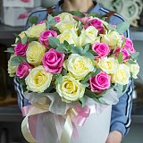 Шляпная коробка 45 белых и розовых роз — миниатюра 2