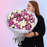 Букет из 25 розовых и кремовых кустовых хризантем — миниатюра 2