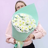 Букет из белых хризантем "Солнечные Объятия"