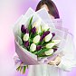 Букет из 19 белых и фиолетовых тюльпанов