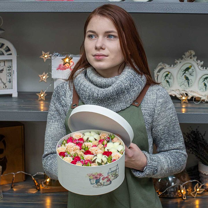 Шляпная коробка из кустовых роз и хлопка — фото 2
