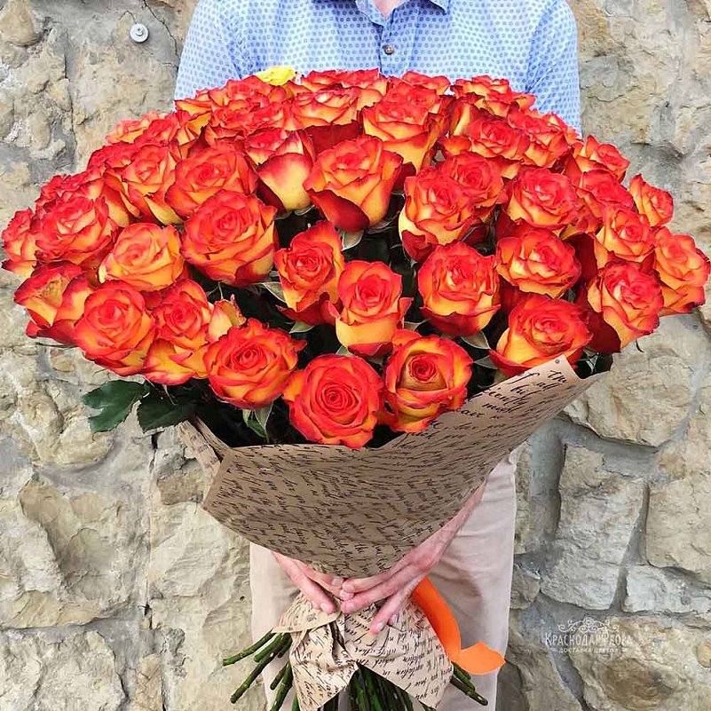 Желто-оранжевые розы Голландия 90 см шт.