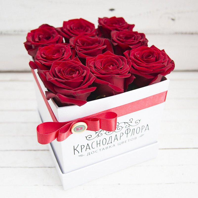 9 красных роз в коробке