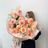Букет с персиковыми георгинами и матрикарией — миниатюра 2