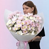 Букет из 15 розовых и белых кустовых хризантем — миниатюра 2