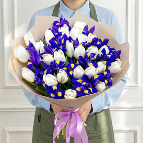 Букет из тюльпанов и ирисов "Магия"