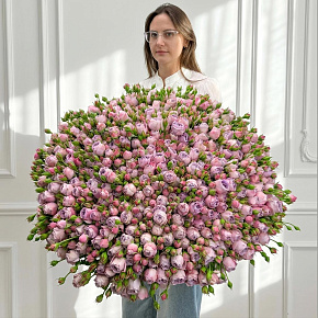 Большой букет из 121 пионовидной розы