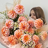 Букет с персиковыми георгинами и матрикарией — миниатюра 3