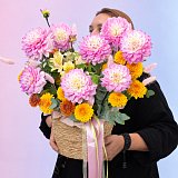 Корзина из георгин, хризантем и альстромерий — миниатюра 2