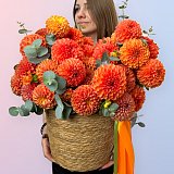 Корзина с оранжевыми георгинами и эвкалиптом