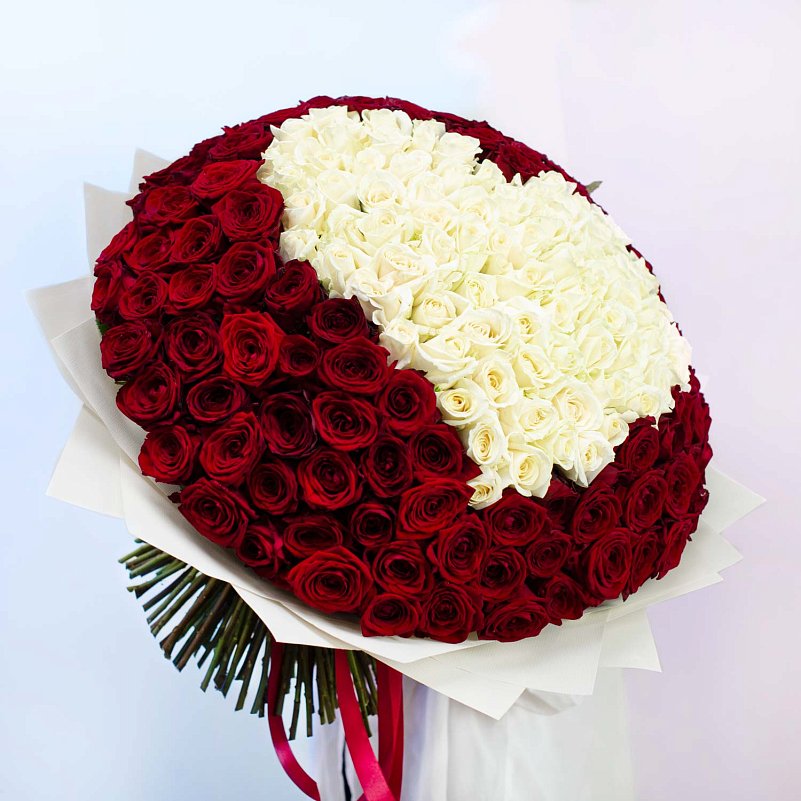 Букет из 201 красной розы в центре сердце из белых роз