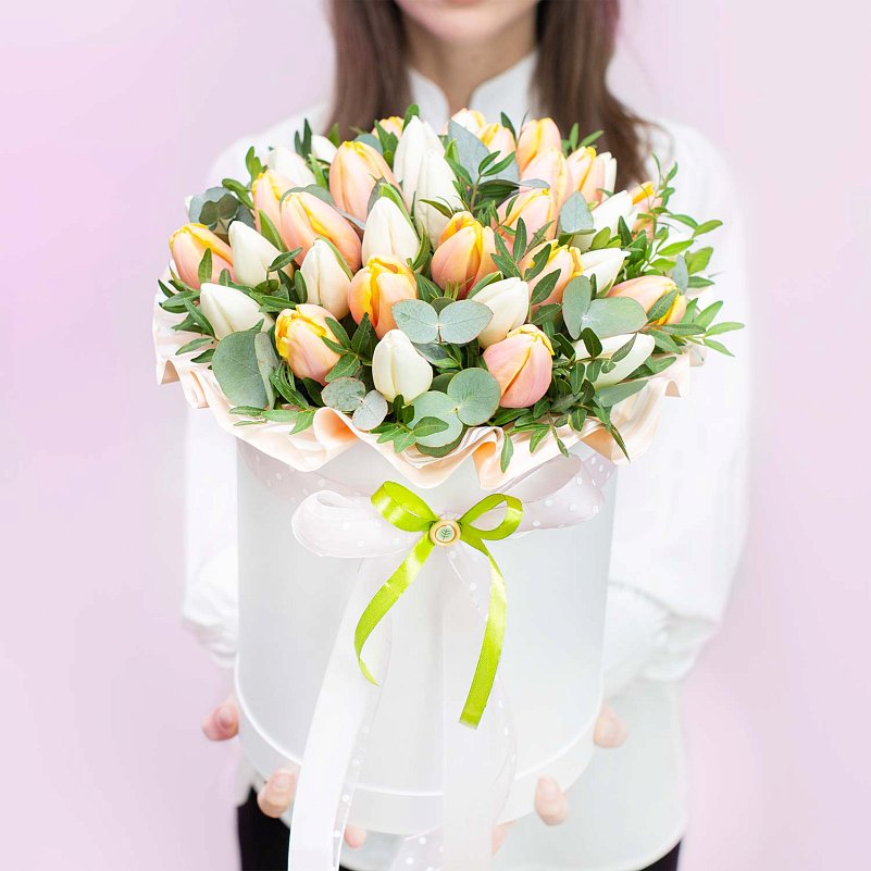 Шляпная коробка из 35 белых и персиковых тюльпанов