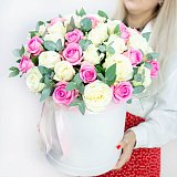 Шляпная коробка 45 белых и розовых роз