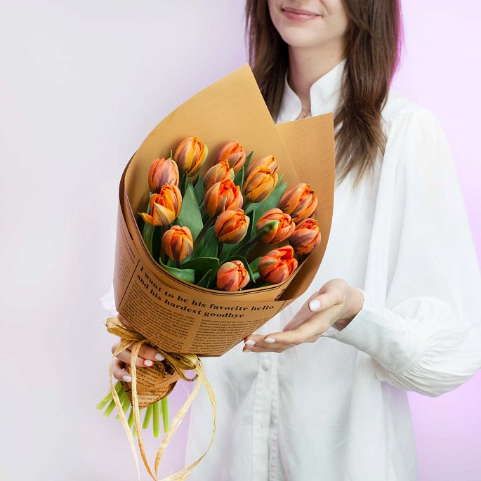 Букет из 15 пионовидных оранжевых тюльпанов