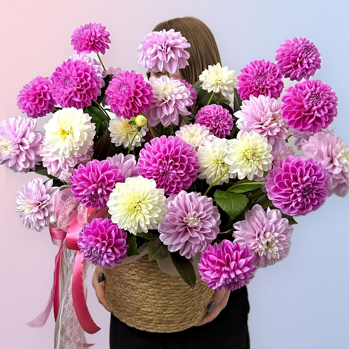 Корзина с розовыми георгинами