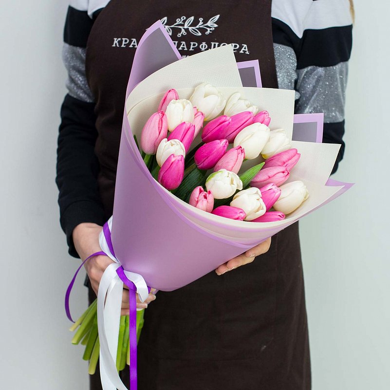 25 белых и розовых тюльпанов