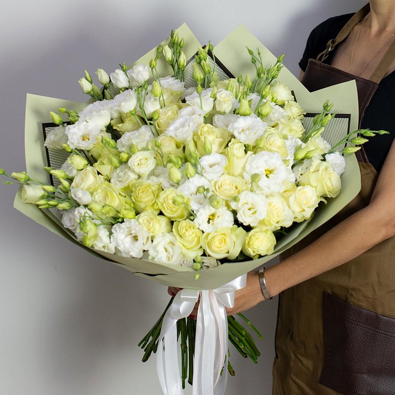Букет эустома и роза цветы цена в москве