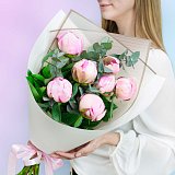 Букет из 7 пионов "Сара Бернар" c эвкалиптом