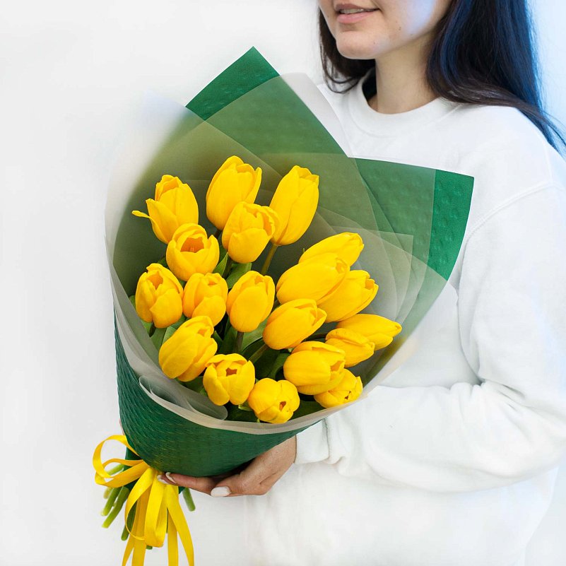 Букет 19 желтых тюльпанов