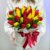 Шляпная коробка из 39 красных и желтых тюльпанов