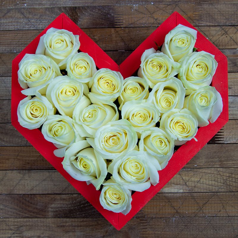 Сердце из 21 белой розы в деревянном ящике