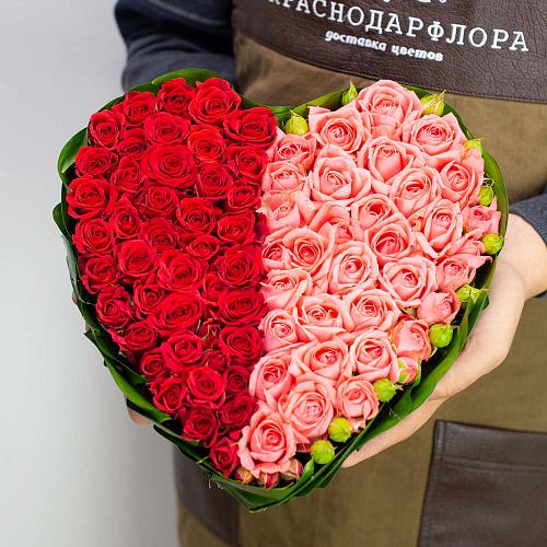 Сердце из 19 кустовых красных и розовых роз