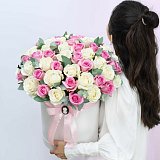 Большая коробка из 71 белой и розовой розы — миниатюра 3