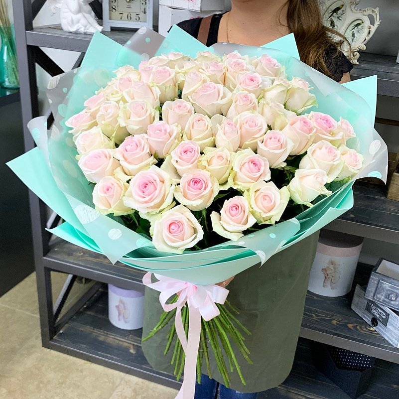 Бело розовые розы купить цветы с доставкой по москве срочно недорого