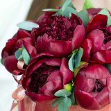 Шляпная коробка с бордовыми пионами — миниатюра 3