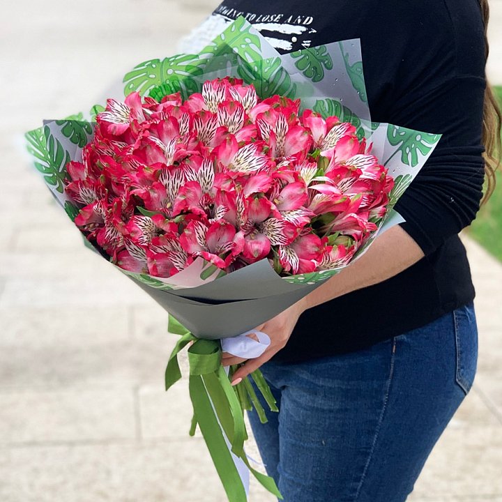 Букет из 19 малиновых альстромерий — фото 2