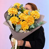 Букет из 9 жёлтых хризантем с эвкалиптом — миниатюра 2
